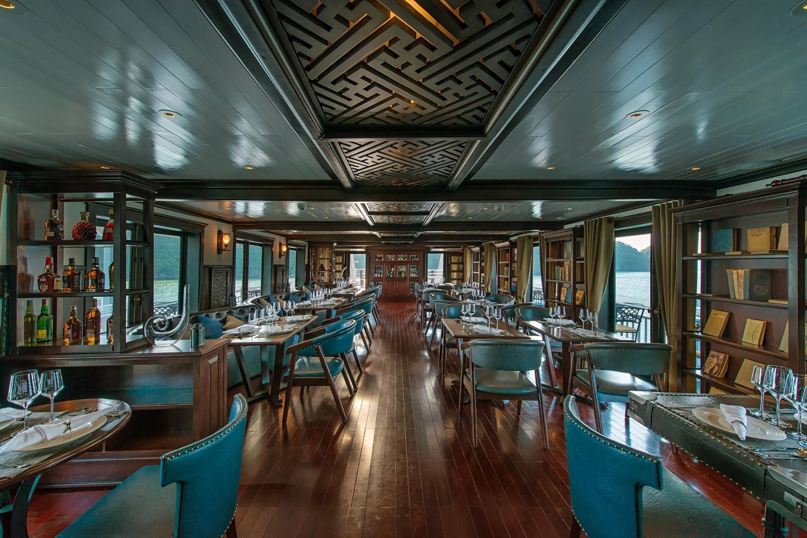 nhà hàng du thuyền Paradise sails