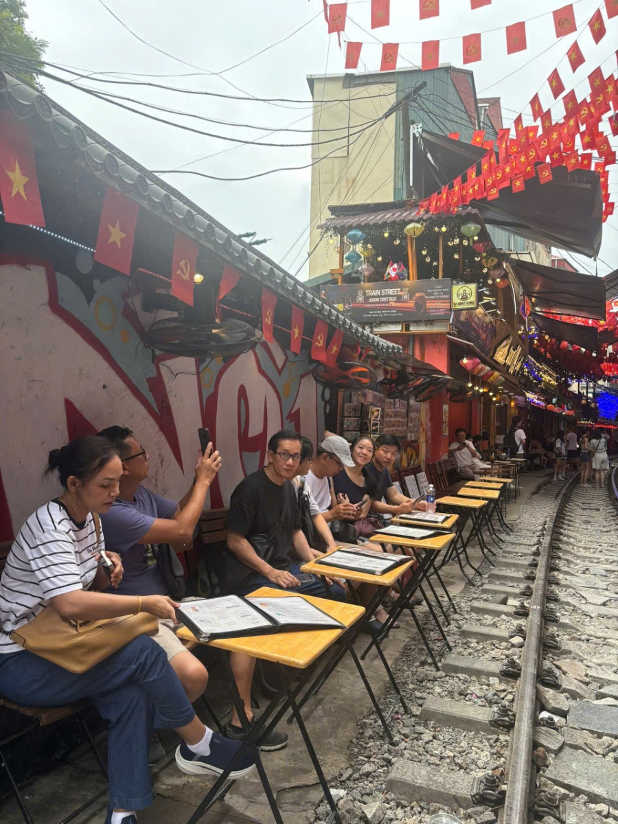 hanoi city tour cafe đường tàu